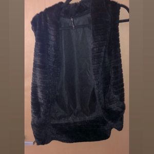 Black faux fur vest M